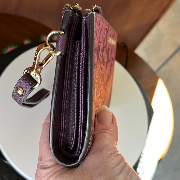 Michael Kors  NWOT  Spacious wristletwallet  burgundy/pink floral   gold tone HW - Picture 7 of 16